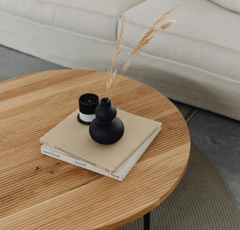 A Guide to Wood Table Decoration